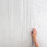 Gresie Limestone White Riga 60x120 cm – detaliu, detaliu textura striata cu mana pe placa