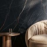 Lastra Gresie HMB Gold Laurent Structured 120x278 cm – ambient living, perete negru cu vene aurii, fotoliu bej si masuta