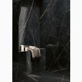 Lastra Gresie HMB Gold Laurent Structured 120x278 cm – ambient baie, baie eleganta cu marmura neagra si prosoape gri, pe pardoseala si perete
