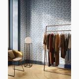 Gresie Sant Agostino Sunwood Honey 20x120 cm – ambient dormitor, dressing cu parchet in herringbone si tapet floral, pe pardoseala
