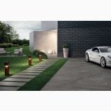 Gresie Exterior Nordic Stone Svezia Anti-Slip 30x60 cm – ambient exterior, alee gresie gri langa gazon si masina alba, pe pardoseala