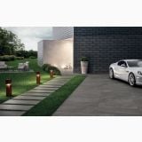 Gresie de exterior Nordic Stone Svezia Antislip 60x120x2 cm – ambient exterior, aleea gradina cu gresie gri, masina alba parcata, pe pardoseala