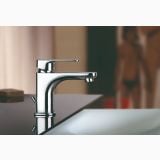 Robinet Lavoar Paffoni Sly Crom - Energy Saving – detaliu, robinet crom montat pe lavoar, fundal neclar baie
