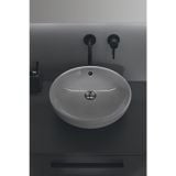 Lavoar I.Life B Ideal Standard Ø40 cm – ambient baie, lavoar oval alb pe blat gri, baterie neagra, pe perete