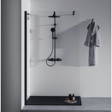 Coloana Dus cu Termostat Negru Mat Ideal Standard Ceratherm T25+ – ambient baie, cabina dus cu coloana neagra si halat gri, pe perete