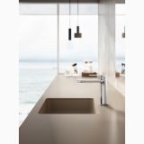 Robinet Lavoar Paffoni Tango Crom – ambient baie, robinet crom pe blat baie cu vedere mare