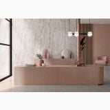 Gresie ABK Sensi Gems Taj Mahal Lucios 120x280 cm – ambient comercial, receptie moderna cu perete travertin si birou roz
