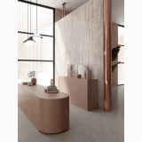 Gresie ABK Sensi Gems Taj Mahal Lucios 120x280 cm – ambient hol, hol modern cu perete travertin si mobilier roz