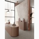 Gresie Abk Taj Mahal Mat 120x120 cm – ambient living, hol modern cu pardoseala gresie, perete travertin si detalii cupru