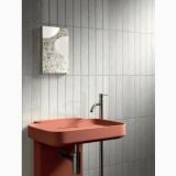 Faianta tip Brick - Progetto PO 10 Talco Brick 7.5x40 cm – ambient baie, baie moderna cu lavoar rosu si perete striat gri