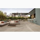 Gresie de exterior Shale Taupe Antislip 60x120x2 cm – ambient terasa, terasa rooftop cu canapele, bar si vedere oras, pe pardoseala
