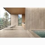 Gresie de exterior Shale Taupe Antislip 60x120x2 cm – ambient piscina, terasa cu piscina, sezlonguri si pereti lambriu lemn, pe pardoseala si perete