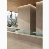 Gresie de exterior Shale Taupe Antislip 60x120x2 cm – ambient piscina, piscina interioara cu perete lemn si vedere munte, pe pardoseala