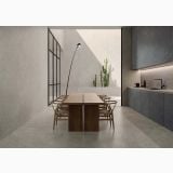 Gresie Limestone Taupe Antislip 80x80 cm – ambient living, living cu bucatarie, masa lemn, pardoseala si perete gresie