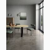 Gresie Atlantis Taupe Mat 60x60 cm – ambient living, living cu masa lemn, scaune verzi, pardoseala gresie gri