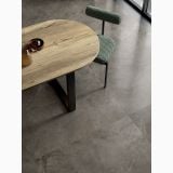 Gresie Atlantis Taupe Mat 120x120 cm – ambient living, masa lemn si scaun peste pardoseala gresie taupe