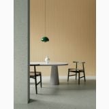 Gresie Decora Terrazzo Giardino 120x120 cm – ambient living, living cu masa rotunda, scaune si perete lamelar, pe pardoseala