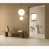 Gresie Terre Avorio 60x60 cm – ambient living, living minimalist cu banca lemn si masa rotunda, pe pardoseala si perete