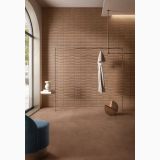 Gresie Terre Cotto Irregolo 60x120 cm – ambient living, living cu pardoseala teracota, perete striat, fotoliu albastru