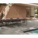 Gresie Terre Cotto Irregolo 60x120 cm – ambient terasa, terasa gri cu piscina, masa moderna si perete cotto, pe pardoseala