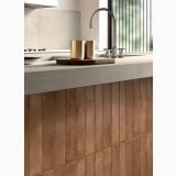 Faianta tip Brick - Progetto PO 09 Terre Brick 7.5x40 cm – ambient bucatarie, blat bucatarie cu robinet auriu si faianta cupru tip brick, pe perete