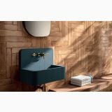 Faianta tip Brick - Progetto PO 09 Terre Brick 7.5x40 cm – ambient baie, lavoar albastru pe perete caramida in nuante teracota