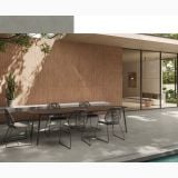 Gresie Terre Cenere 60x60 cm – ambient terasa, terasa gresie gri langa piscina, masa cu scaune, pe pardoseala