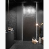 Lastra Gresie Gigacer Concept 1 Ink Textured Mat 30x250 cm – ambient living, panou negru texturat pe perete, pardoseala gresie neagra mata