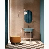 Gresie Terre Garzate Gesso 20x20 cm – ambient baie, baie cu pardoseala in carouri, pouf portocaliu, lavoar suspendat