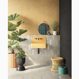 Gresie Terre Garzate Cenere 20x20 cm – ambient baie, baie cu gresie gri-galben, plante si lavoar suspendat, pe pardoseala