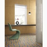 Gresie Terre Garzate Senape 20x20 cm – ambient living, birou cu scaun verde, pereti ocru, gresie geometrica albastra, pe pardoseala