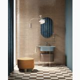 Gresie Terre Garzate Caffe 20x20 cm – ambient baie, baie eleganta cu gresie in carouri maro si alb, pe pardoseala