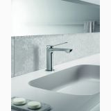 Robinet Lavoar Paffoni Tilt Crom – ambient baie, robinet crom pe lavoar alb, perete cu mozaic gri
