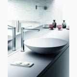 Baterie Lavoar Inalta Paffoni Tilt Crom – ambient baie, baterie lavoar crom pe blat lavoar oval alb, pe perete
