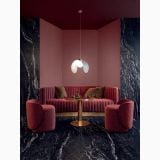 Gresie Abk Titanium Black Mat 120x120 cm – ambient living, colt lounge cu canapea rosie si gresie neagra marmorata, pe pardoseala