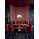 Gresie Abk Titanium Black Lucios 120x120 cm – ambient living, colt lounge cu canapea rosie si marmura neagra, pe pardoseala