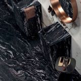 Gresie Abk Titanium Black Mat 120x280x0,6 cm – ambient baie, baie moderna cu marmura neagra si accente aurii, pe pardoseala si perete