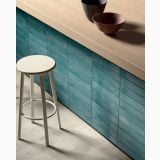 Faianta tip Brick - Progetto PO 22 Topazio Brick 7.5x40 cm – ambient bucatarie, blat lemn, taburet crem, faianta turcoaz tip brick, pe perete