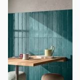Faianta tip Brick - Progetto PO 22 Topazio Brick 7.5x40 cm – ambient bucatarie, perete verde teal cu masa lemn si canile