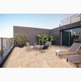 Gresie de Exterior Brazilian Gold 40x80x1.8 cm – ambient terasa, terasa acoperiș cu șezlonguri, plante și priveliște oraș, pe pardoseala