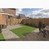 Gresie de Exterior Ireland Gray 40x80x1.8 cm – ambient terasa, terasa gresie gri, gazon, gard lemn, masa scaune, pe pardoseala