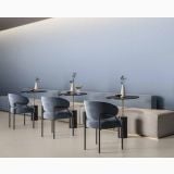 Gresie de Exterior Nuances Tortora 80x80x2 cm – ambient living, scaune albastre catifea, mese negre, canapea gri, pe pardoseala