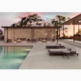 Gresie Nuances Tortora Anti-Slip 60x120 cm – ambient piscina, terasa piscina cu pergola, sezlonguri si pardoseala gresie deschisa