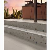 Gresie Nuances Tortora Coccio 60x120 cm – ambient terasa, trepte exterioare terasa cu bar si scaune la apus, pe pardoseala