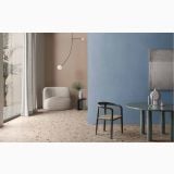 Gresie de Exterior Nuances Tortora Coccio 80x80x2 cm – ambient living, living modern cu pardoseala terrazzo, fotoliu si masa rotunda