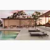 Gresie de Exterior Nuances Grigio Coccio 80x80x2 cm – ambient piscina, terasa piscina cu pergola, sezlonguri si vegetatie in amurg, pe pardoseala