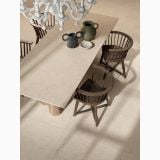 Gresie Poetry Stone Trani Beige Antislip 60x120 cm – ambient living, masa dining eleganta cu scaune lemn pe gresie beige, pe pardoseala