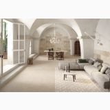 Gresie Poetry Stone Trani Beige 60x120 cm – ambient living, living luminos cu arcade, canapea gri si covor decorativ, pe pardoseala