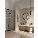 Gresie Poetry Stone Trani Beige Antislip 60x120 cm – ambient baie, baie cu dus, chiuveta piatra si oglinda rotunda, pe pardoseala