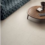 Gresie Poetry Stone Trani Ivory 60x120 cm – ambient living, living cu canapea albastra si masuta lemn rotunda, pe pardoseala